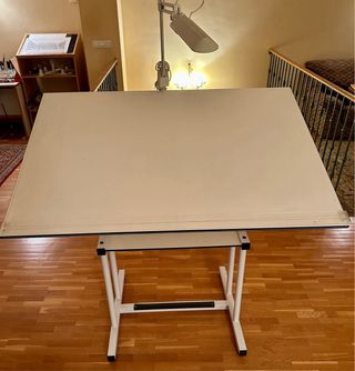 Mesa de dibujo articulable profesional.
