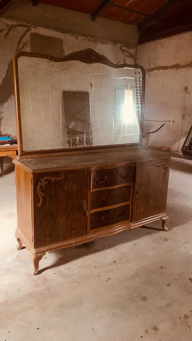 Cómoda vintage con espejo y cajones