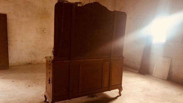 Cómoda vintage con espejo y cajones