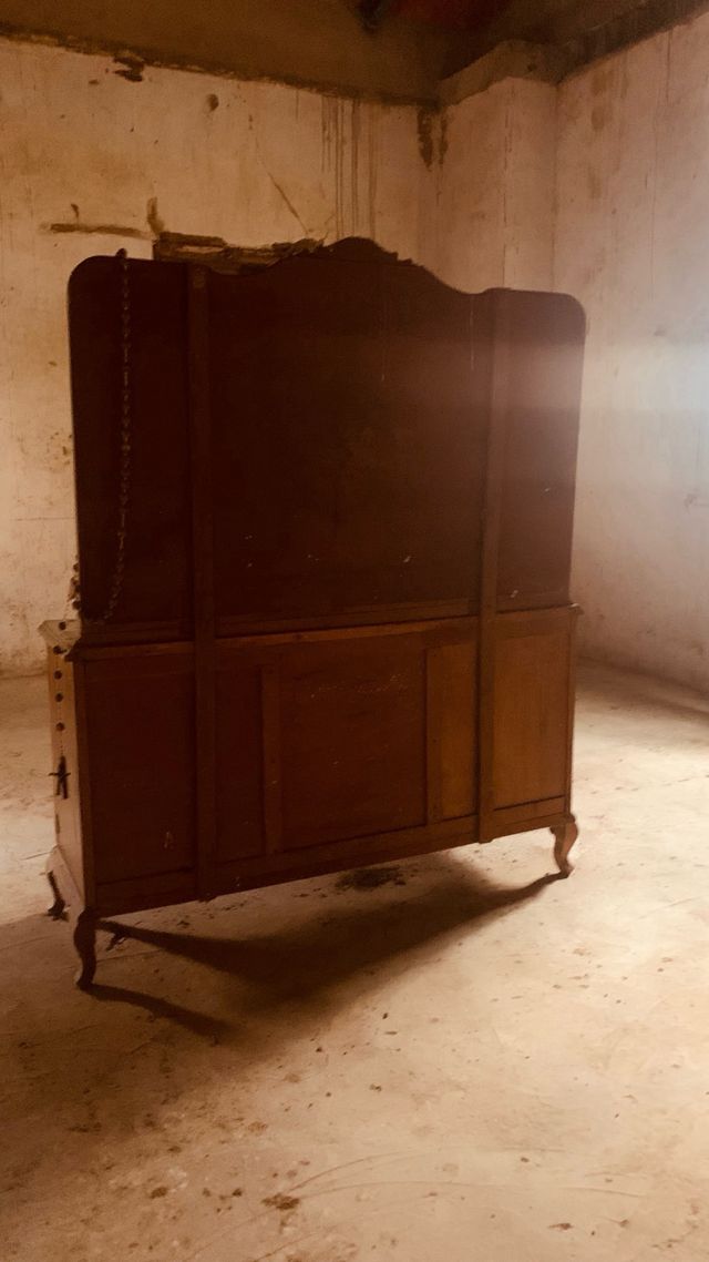 Cómoda vintage con espejo y cajones