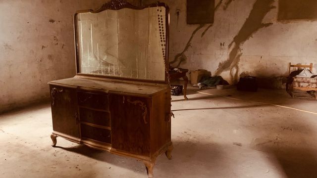 Cómoda vintage con espejo y cajones