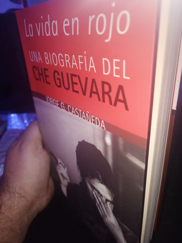 La vida en rojo. Una biografía del Che Guevara ...