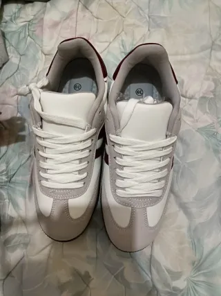 Zapatillas Blancas y Grises Talla 39