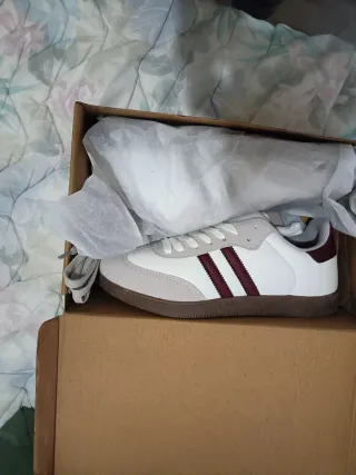 Zapatillas Blancas y Grises Talla 39