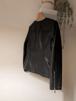 Chaqueta Polipiel Negra con Estampado Animal