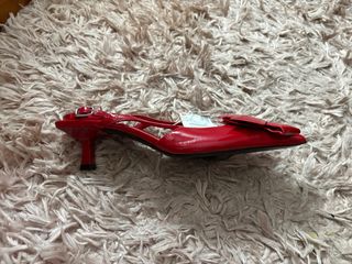 Zapatos de tacón rojos con lazo