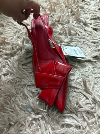 Zapatos de tacón rojos con lazo
