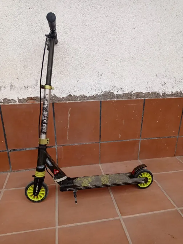 Patinete infantil negro y amarillo