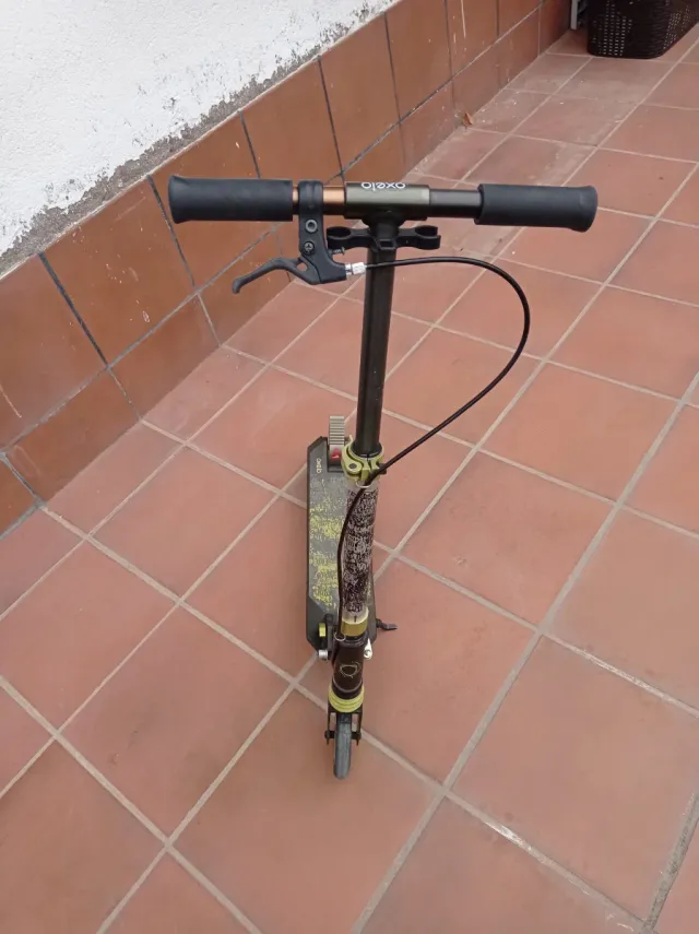 Patinete infantil negro y amarillo