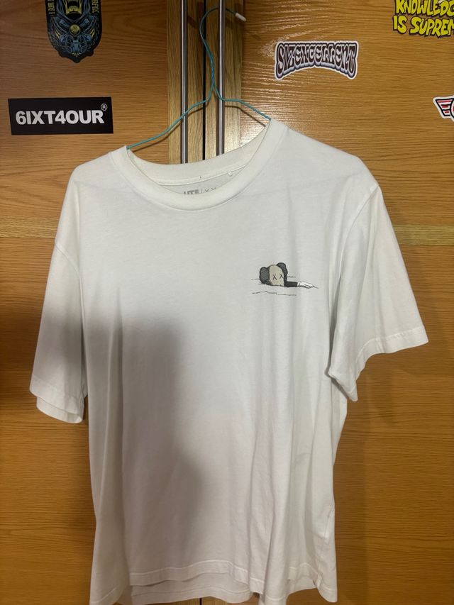 Camiseta Kaws x uniqlo