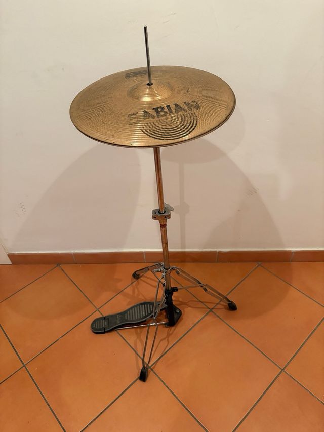 Hi-hat Sabian con pie Ludwig (batería)