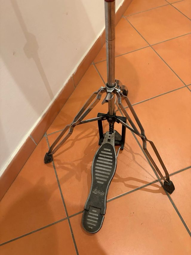 Hi-hat Sabian con pie Ludwig (batería)