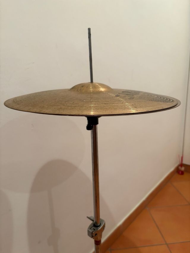 Hi-hat Sabian con pie Ludwig (batería)
