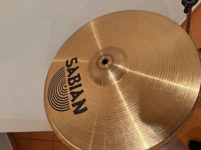 Hi-hat Sabian con pie Ludwig (batería)