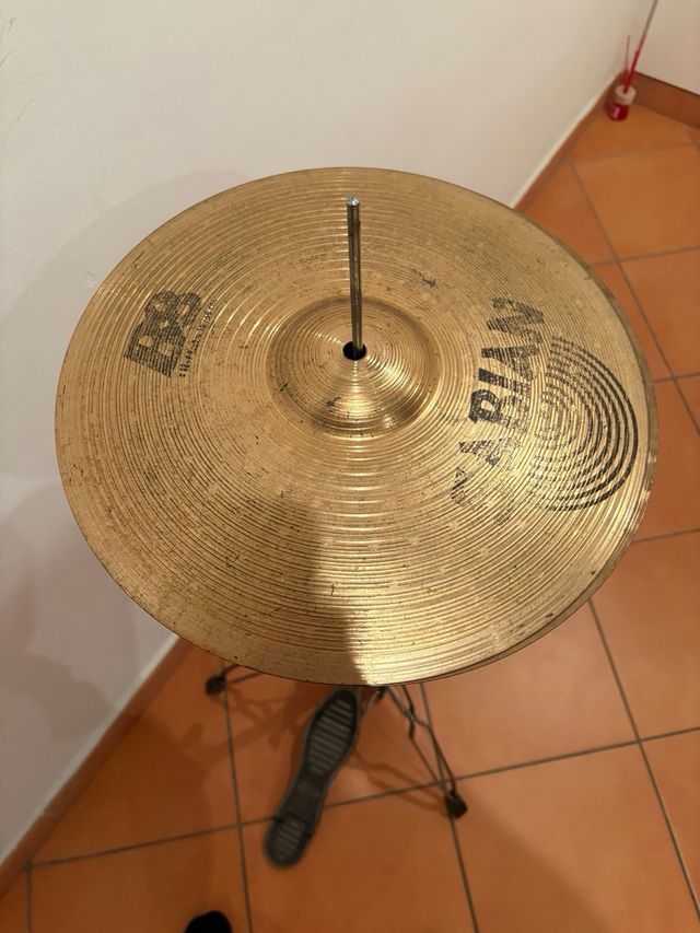 Hi-hat Sabian con pie Ludwig (batería)