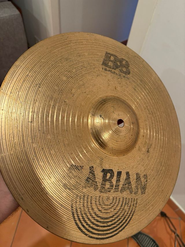 Hi-hat Sabian con pie Ludwig (batería)