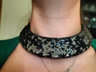 Collar Bimba y Lola lentejuelas negro y plata