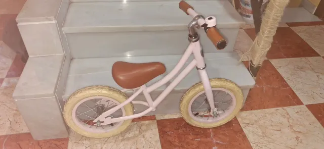 Bicicleta infantil sin pedales rosa