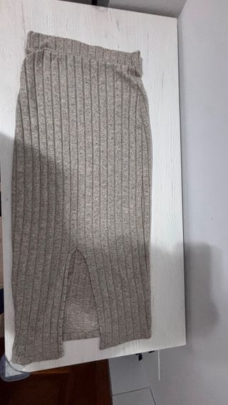 Conjunto de jersey y falda beige de canalé 