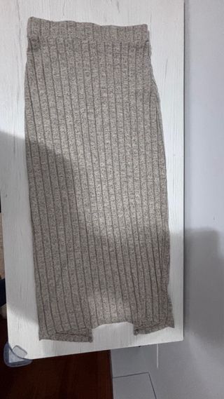 Conjunto de jersey y falda beige de canalé 