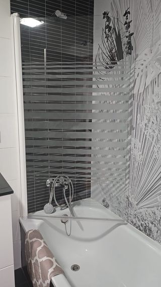 Mampara de bañera con perfil blanco