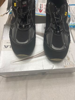 Zapatilla de seguridad negra