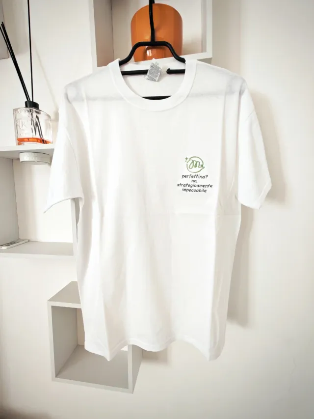 T-shirt bianca con ricamo segno scorpione