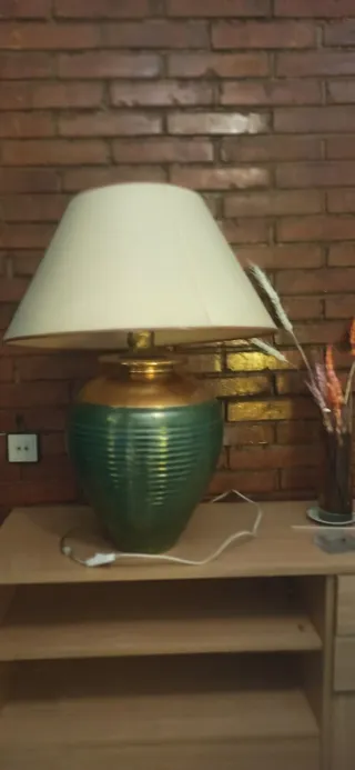 Lámpara de mesa cerámica dorada y verde