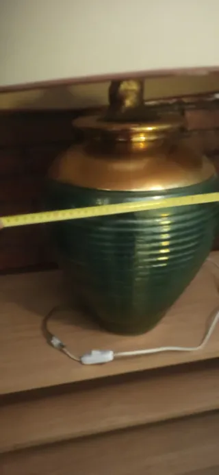 Lámpara de mesa cerámica dorada y verde