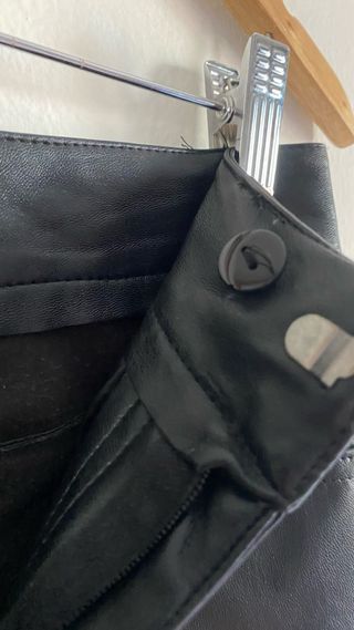 Pantalón de cuero negro