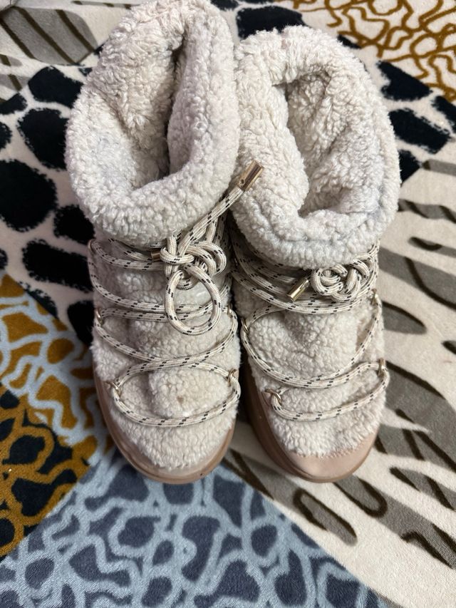 Botas de pelo beige y blanco