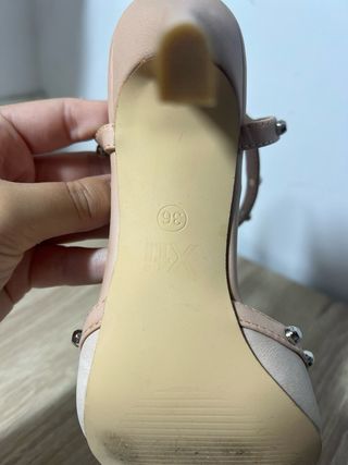 Tacones fiesta Xti beige con tachuelas