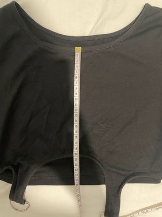 Crop top negro con tirantes