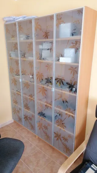 Estantería madera vitrinas cristal decorado