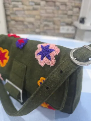 Bolso verde con flores bordadas