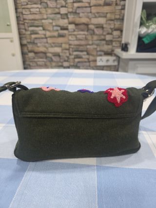 Bolso verde con flores bordadas