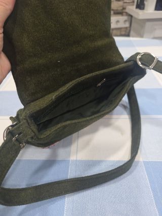 Bolso verde con flores bordadas