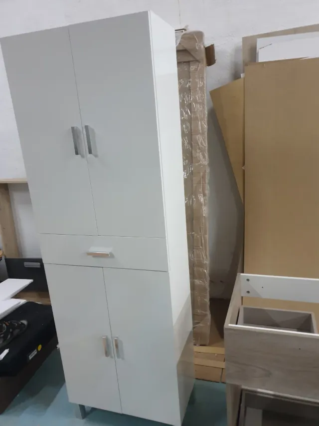 Armario blanco alto con cajón y puertas