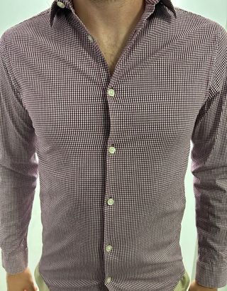 Camisa de cuadros morados y blanco.