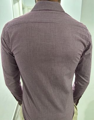 Camisa de cuadros morados y blanco.