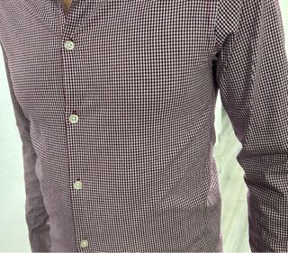 Camisa de cuadros morados y blanco.