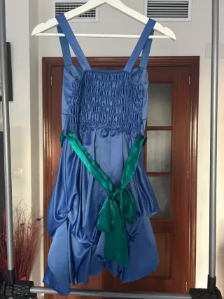Vestido de fiesta azul con cinturón para niña