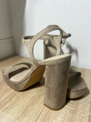Tacones de fiesta beige