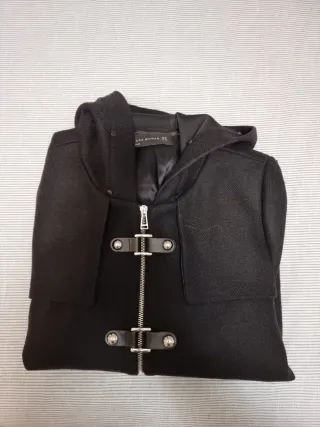 Conjunto de Ropa: Chaqueta Marrón y Roja