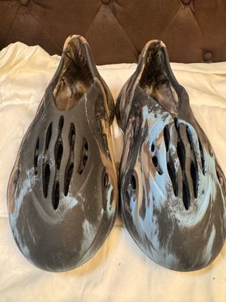 sabdalias chanclas yeezy diseño abstracto