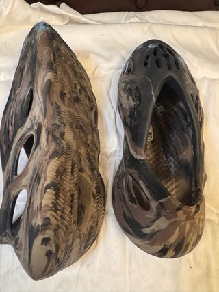 sabdalias chanclas yeezy diseño abstracto