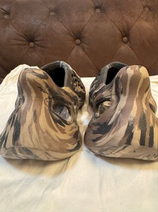 sabdalias chanclas yeezy diseño abstracto