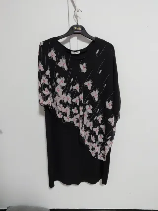 Abito elegante nero con fiori rosa