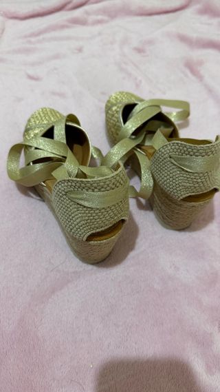 Sandalias doradas con tiras