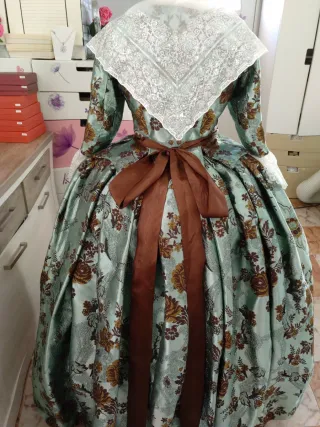 Traje de Fallera con manteletas en plata